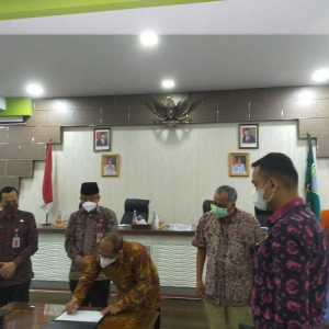 Proses Penandatanganan Nota Kesepatakatan oleh Kepala Badan Litbang Kementerian Kominfo, DR. Eng. Hary Budiarto, M.Kom, IPM.