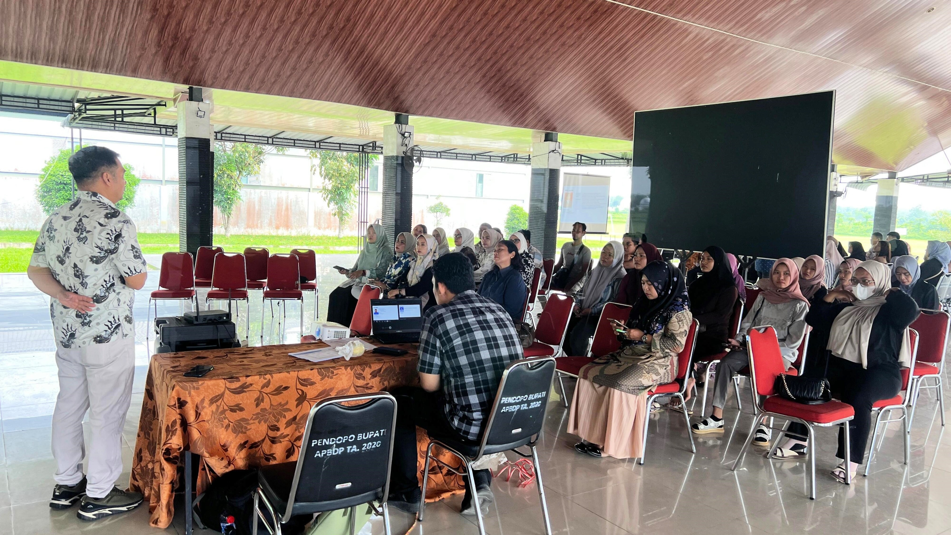 Instruktur Frans Hendra memberikan materi di Kelas A Pemasaran Digital Dasar