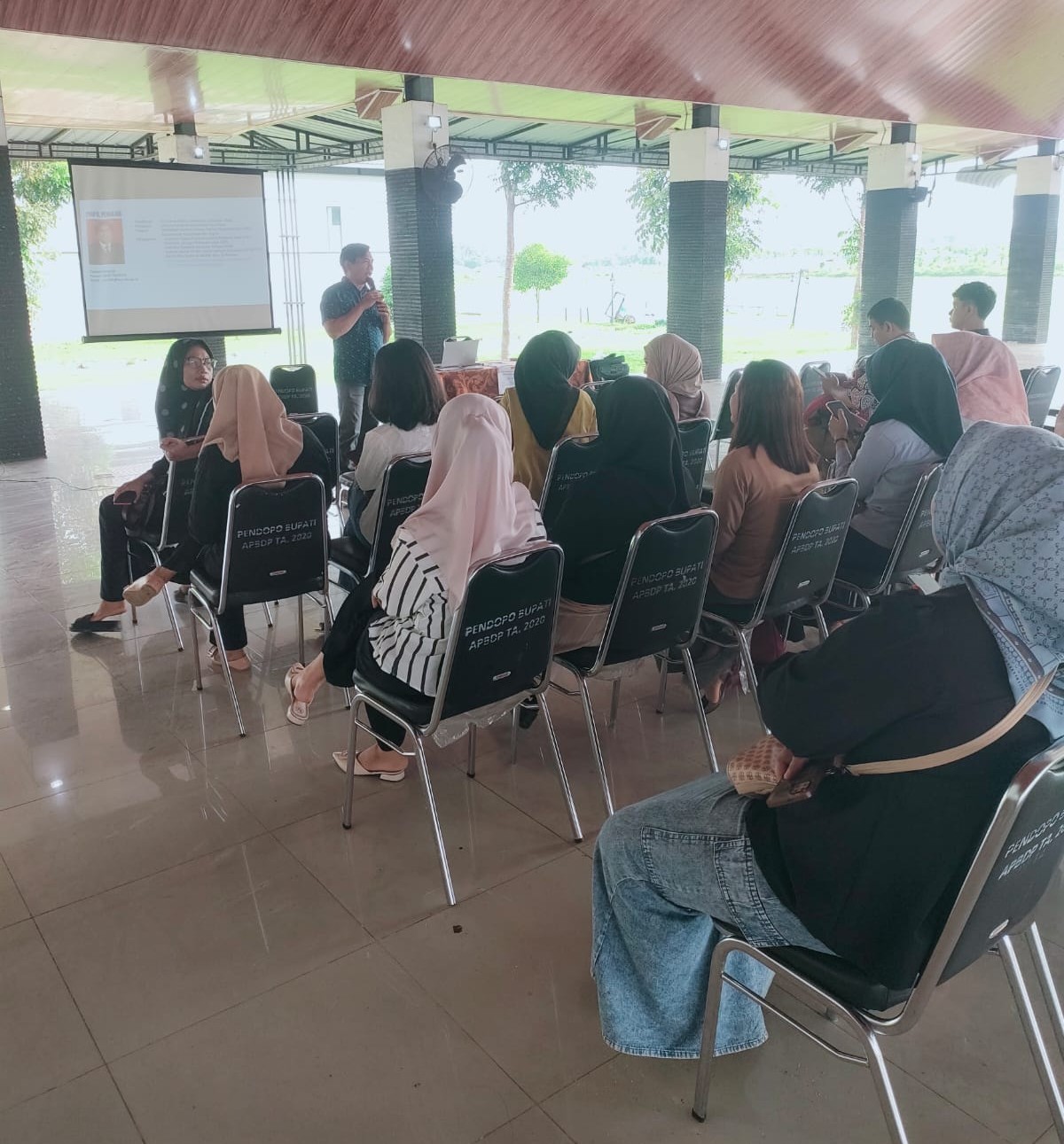 Instruktur Erin Manurung di Kelas B Pemasaran Digital Dasar