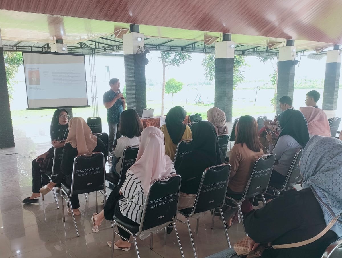 Istruktur Erwin Manurung menyampaikan materi PDD