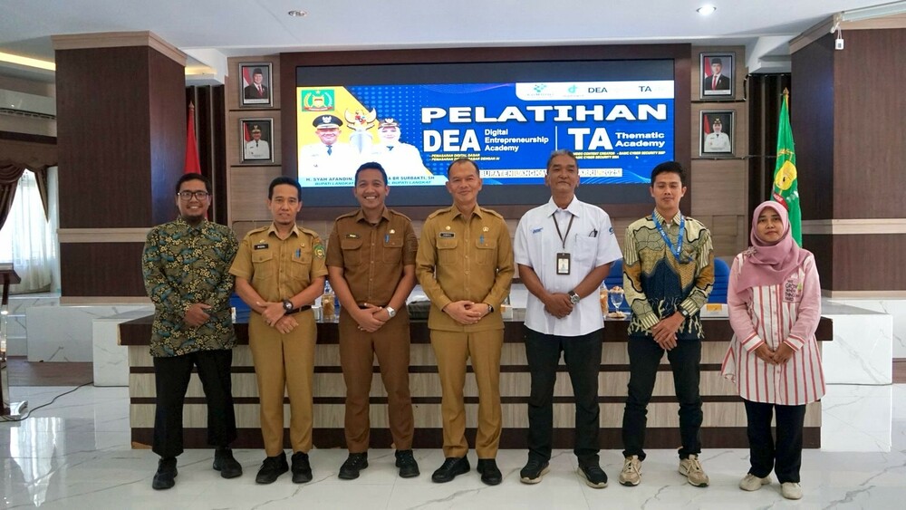 Gambar: Sekretaris Daerah Kabupaten Langkat Amril dalam Pembukaan pelatihan Digital Entrepreneurship Academy (DEA) dan Tematik Academy (TA) di ruang pola Kantor Bupati Langkat bersama Budiman Perwakilan BBPSDMP Kominfo Medan