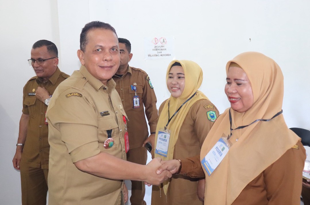 Asisten I Sarifuddin Harahap, S.Sos., M.M, menyematkan ID peserta pelatihan