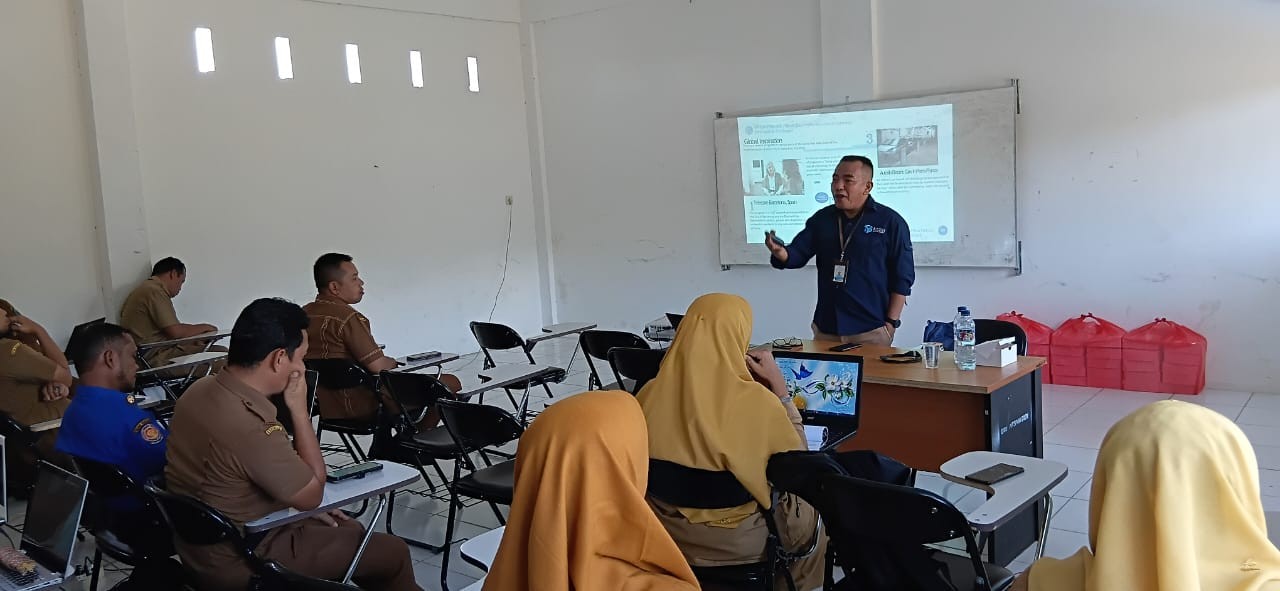 Jarudo Damanik menyampaikan materi pembelajaran Analisis Kota Cerdas