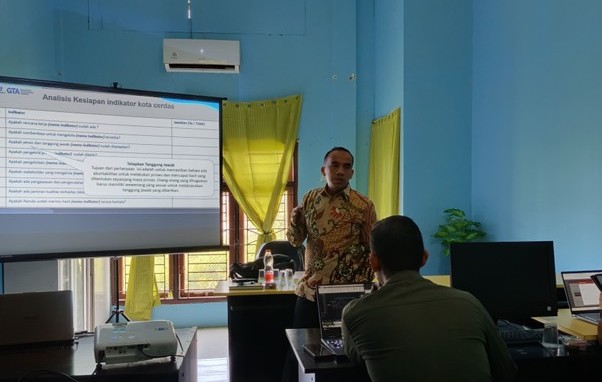 Dr. Mhd Furqan, M.Comp.Sc menyampaikan materi Analisis Kota Cerdas