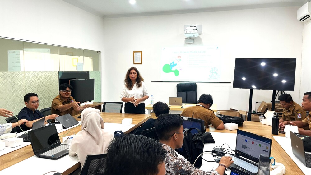 Gambar: Kak Itha saat mengajar di kelas Social Media Analyst