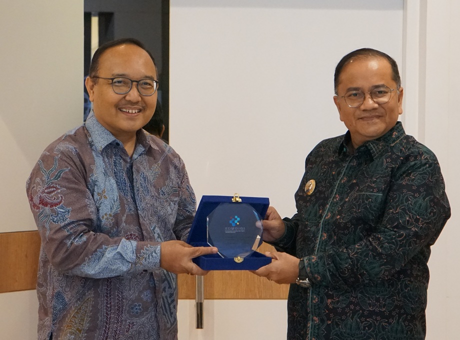 Wali Kota Jambi, Dr. dr. H. Maulana, M.K.M (kanan) menyerahkan cinderamata khas Jambi berupa Keris kepada Kepala BPSDM Komdigi, Bonifasius Wahyu Pudjianto, Ph.D sebagai simbol persahabatan dan komitmen kerja sama dalam pengembangan SDM digital di Kota Jambi, usai penandatanganan Nota Kesepakatan di Kementerian Komdigi, Jakarta, Kamis (05/02/2026).