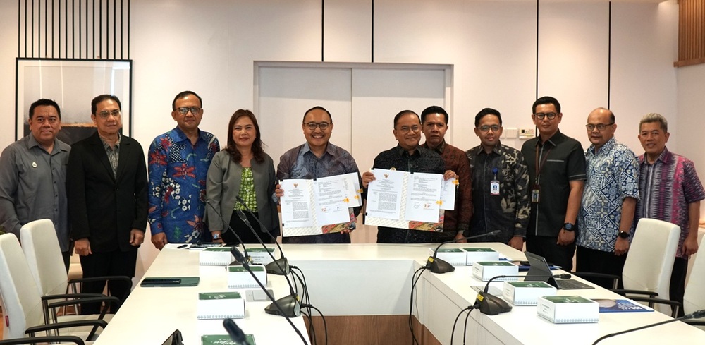 Gambar: Penandatangan Nota Kesepahaman BPSDM Kementerian Komdigi RI dan Kota Jambi. Dua dari Kiri Ke Kakanan : Dr. Said Mirza Pahlevi M.Eng (Kepala Pusat Pengembangan Talenta Digital), Ir I Nyoman Adhiarna M.Eng, Ph.D (Sekretaris BPSDM Komdigi), Dr. Christiany Juditha S.Sos, MA – Plt. Kepala BBLSDM Komdigi Medan), Dr. Ir. Bonifasius Wahyu Pudjianto, M.T.  (Kepala BPSDM Kementerian Komdigi RI), Dr. dr. H. Maulana, M.K.M – Wali Kota Jambi, M. Saleh Ridha, S.STP,M.E. (Kadis Kominfo Kota Jambi), Mohd. Andri Al Varabi, S.E.,M.E. (Kabag. Kerjasama Setda Jambi), Fernada Tawaffal (Kabid, Tatakelola TIK dan Statistik) Dr. Nusirwan S.Ag, M.Si (Kapus Pengembangan Ekosistem SDM Komunikasi dan Digital), Ir Noor Iza M.Sc (Kapus Pengembangan Aparatur Komdigi)