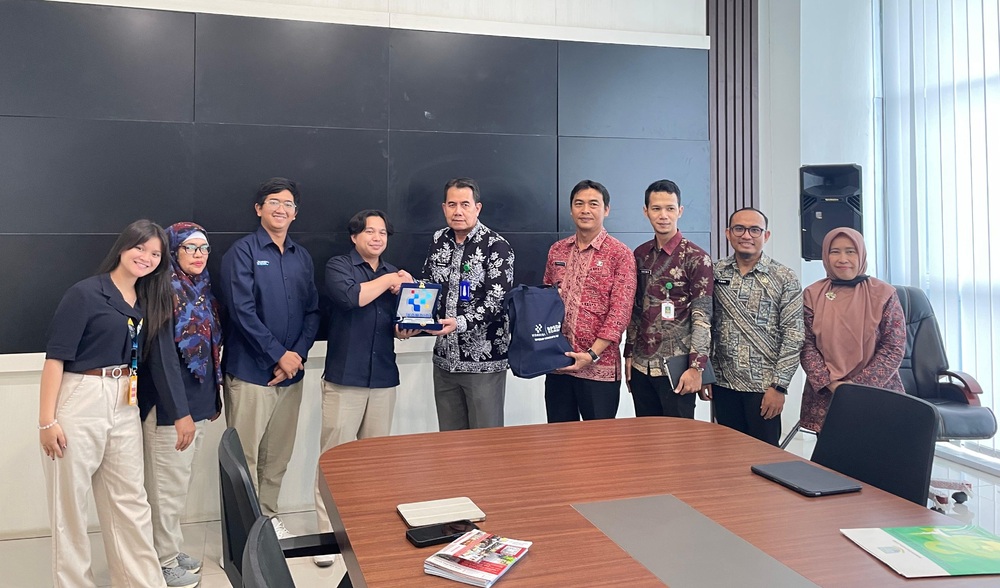 Gambar: Ka. Tim Pengembangan SDM Darliandra menyerahkan pelakat Ka. Bid. Pengembangan Kompetensi Teknis Umum dan Fungsional (PKTUF) BPSDM Provinsi Jambi, Rahmat Nuruddin, S.Kom.