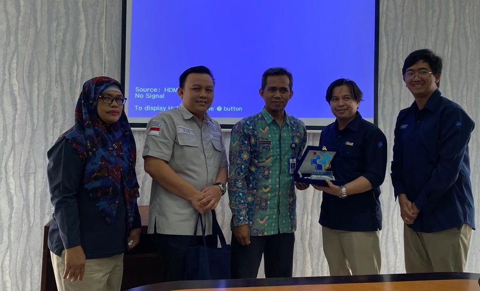 Gambar: Ketua Tim Pengembangan SDM BBLSDM Komdigi Medan, Darliandra menyerahkab Plakat Kepala Bidang TIK Diskominfo Kota Jambi, Dirman