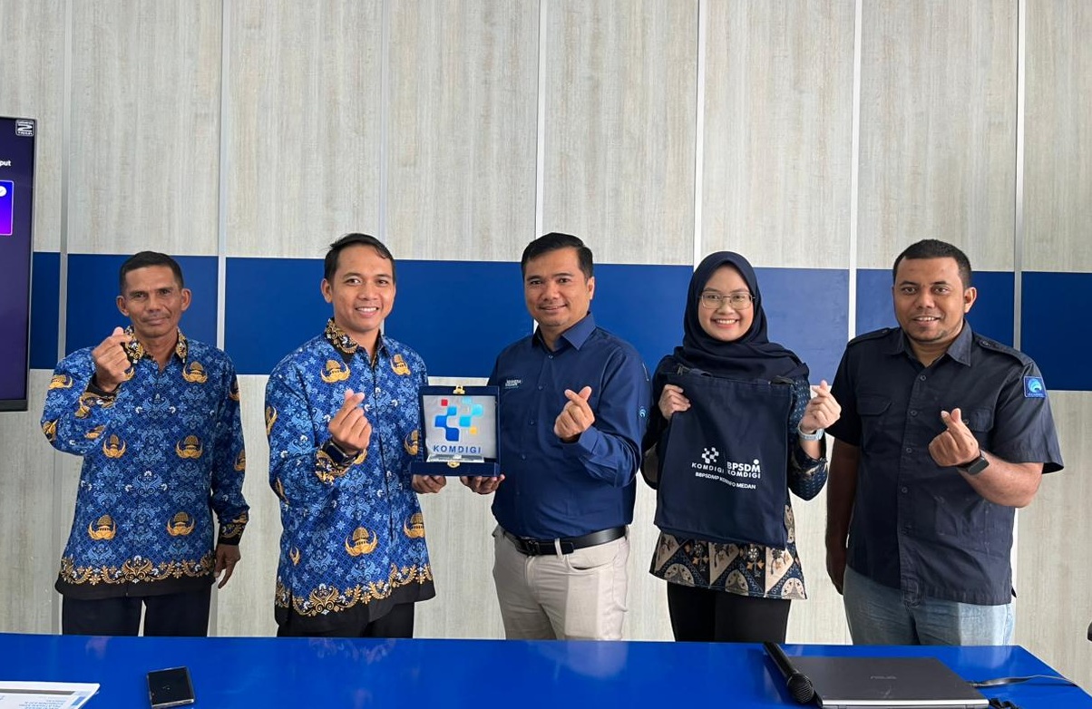 Frans Hendra Suryanta Sembiring, ST, MSM didampingi Ahmad Rozy, Prini Zunita Siregar, menyerahkan Pelakat ke Kepala Program Studi Teknologi Rekayasa Perangkat Lunak, Sidhiq Andriyanto, M.Kom, didampingi Pranata Komputer, Martadi,