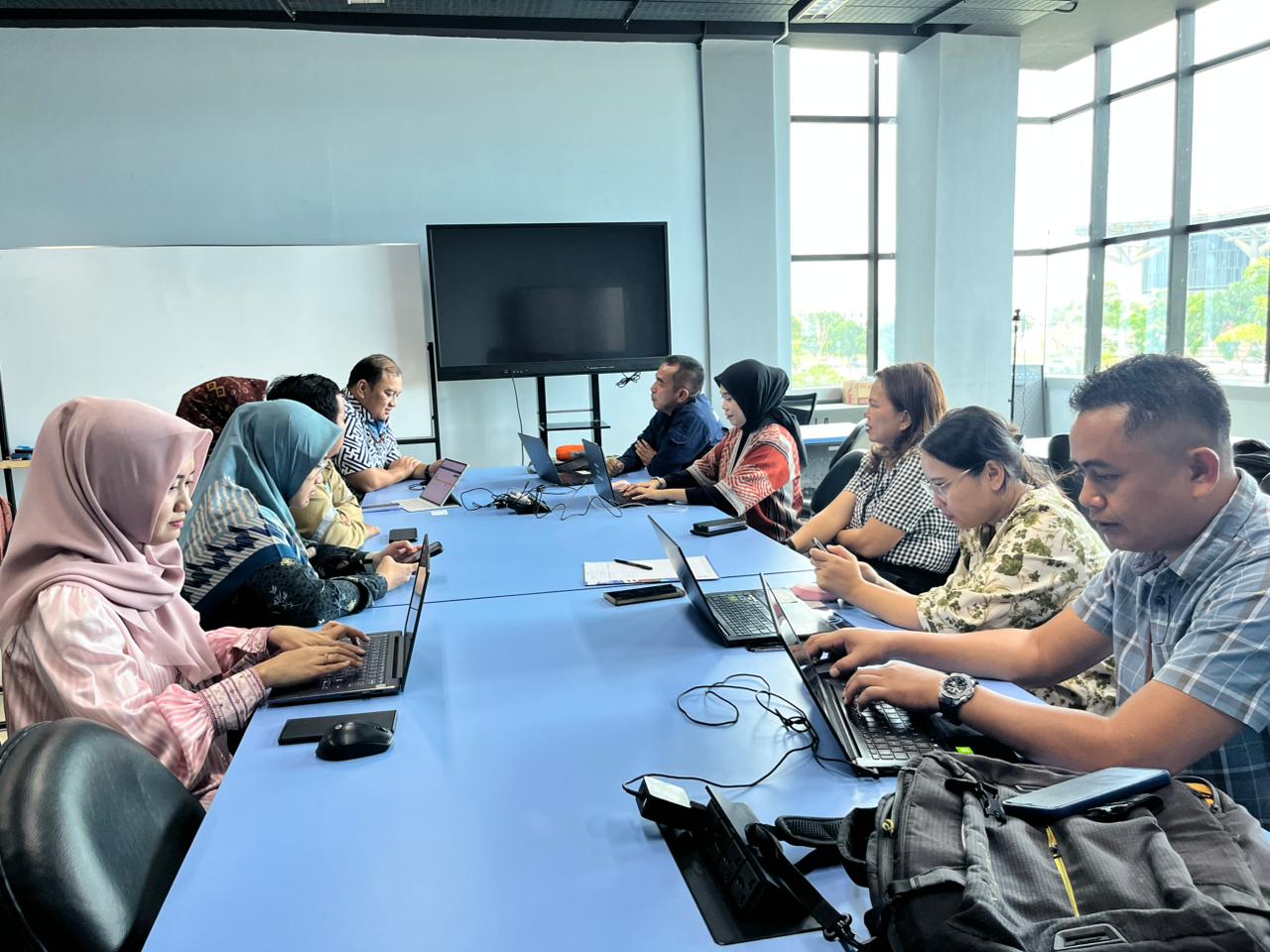 Direktur Polibatam, Bambang Hendrawan terima Kak Itha dan tim BBLSDM Komdigi Medan