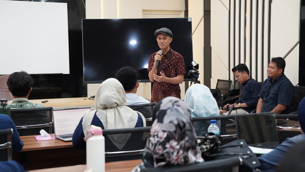 Gambar: Bastian Walter Siahaan sampaikan Topik “The Newsroom Logic: Mengapa Konten OPD Jarang Dilirik Media?”.
