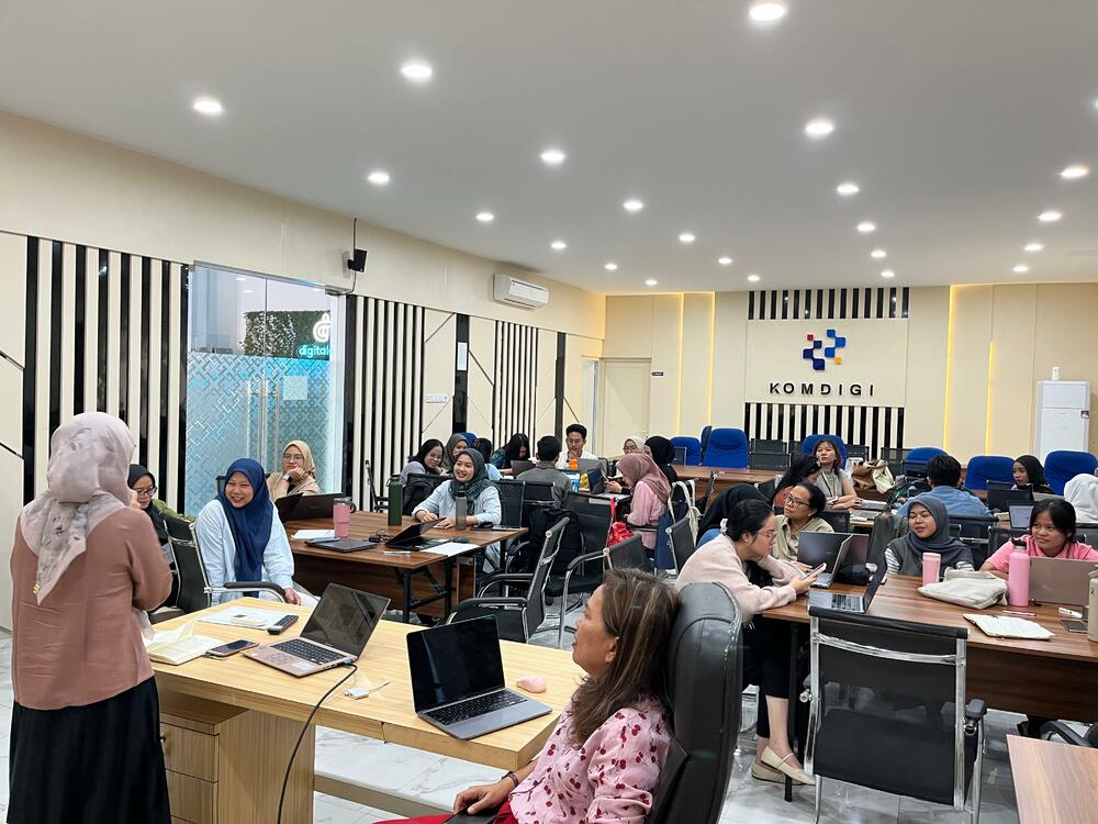 Gambar: Mentor Utama DGC T-Lab, Christiani Juditha bimbing peserta magang analisis medsos OPD.