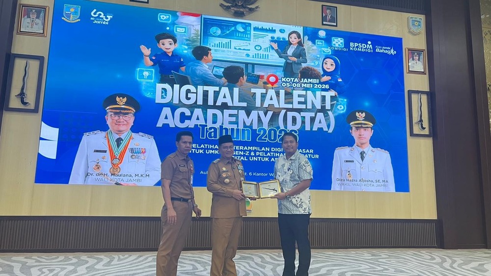 Gambar: Kabag Umum BBLSDM Komdigoi Medan, Yusrizal terima cendera mata dari Walikota Jambi — H. Dr. dr. Maulana, M.K.M., Wali Kota Jambi