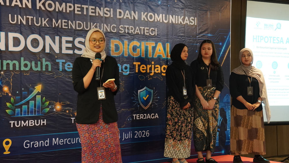 Gambar: Kelompok 2 memaparkan hasil penelitian