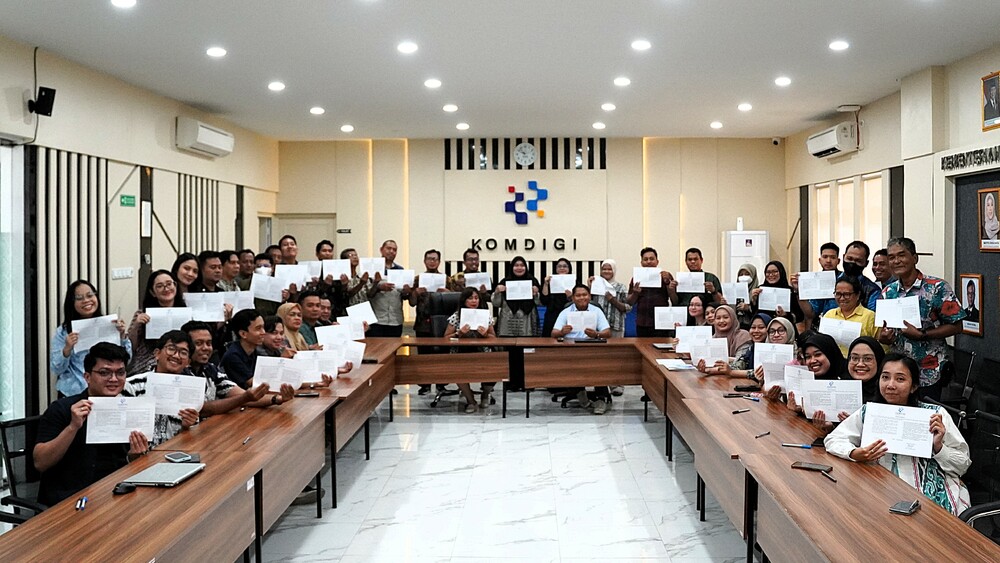 Gambar: Pegawai BBLSDM Komdigi Medan menunjukkan dokumen pakta integritas yang telah ditandatangani, Selasa (13/10/2026).