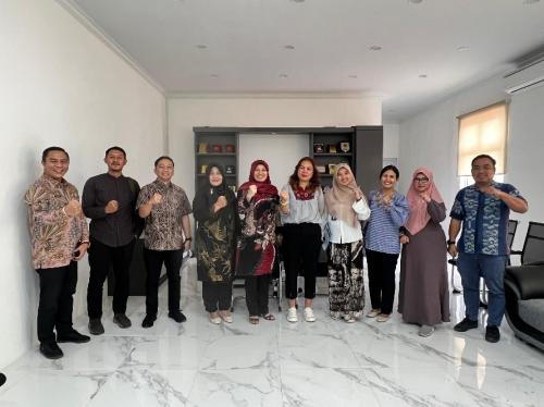 Kepala BBPSDMP Kominfo Medan Dr. Christiany Juditha, S.Sos, MA berpoto Bersama usai pertemuan pembahasan Program Pengembangan SDM Bidang TIK dengan Tim Dinas Komunikasi dan Informatika Kabupaten Labuhan Batu Utara