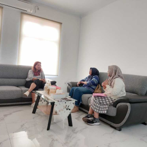 Kepala BBPSDMP Kominfo Medan sedang berbincang dengan Kepala Dinas Koperasi dan UMKM Kab. Deli Serdang