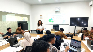 Kak Itha saat mengajar di kelas Social Media Analyst