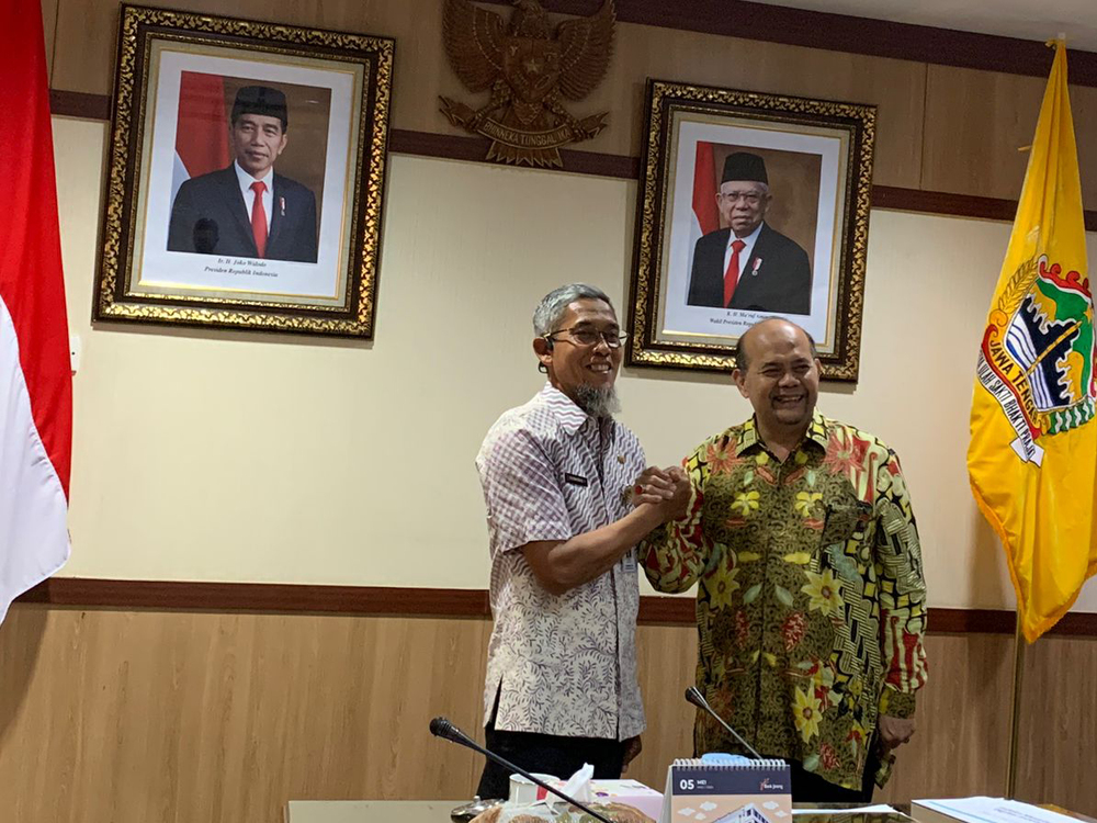 Gambar: Kementrian Kominfo diwakili oleh Kepala Pusat Penelitian Pengembangan Sumber Daya Perangkat dan Penyelenggaraan Pos dan Informatika (Kapuslitbang SDPPPI) DR. Nusirwan, S.Ag, M.Si bersama Sekretaris Daerah Provinsi Jawa Tengah, Sumamo.