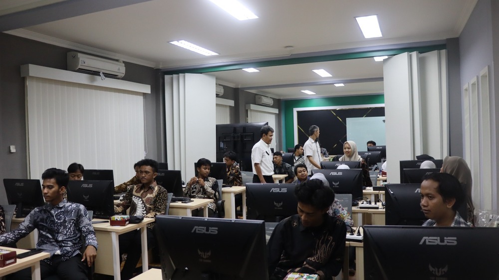 Gambar: Suasana kelas pelatihan yang bertempat di fasilitas Lab Komputer BPSDMP Kominfo Yogyakarta.