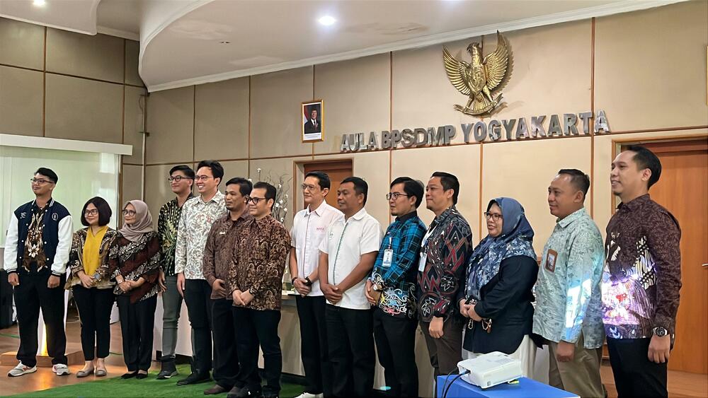 Gambar: Bapak Nezar Patria berfoto bersama para Kepala Balai Komdigi beserta pihak Cyberkarta, Data Sorcerers, DPD PUTRI DIY, Pokdarwis, dan Joedo Center