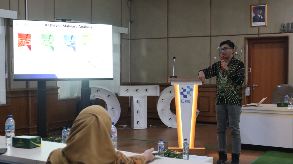 Gambar: Pemateri Workshop AI-Security #13, Marchel Shevchenko