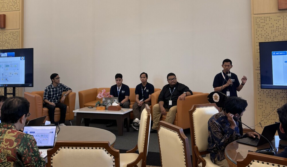 Gambar: Salah satu tim AITF 2026 UGM memaparkan hasil kerjanya