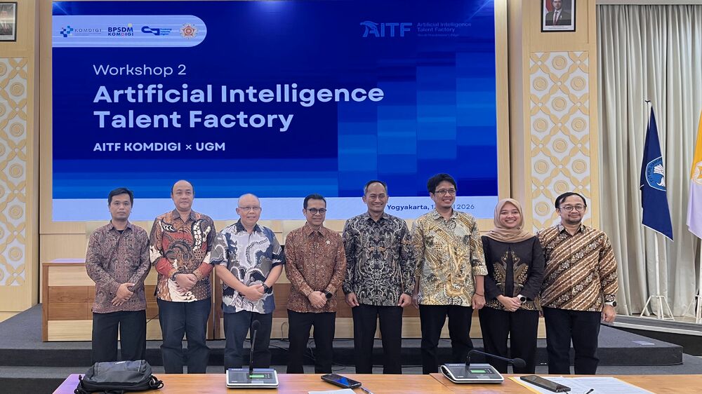 Gambar: Wamen Komdigi, Bapak Nezar Patria, Berfoto Bersama Tamu Undangan pada Workshop II AITF di Gedung Pusat UGM