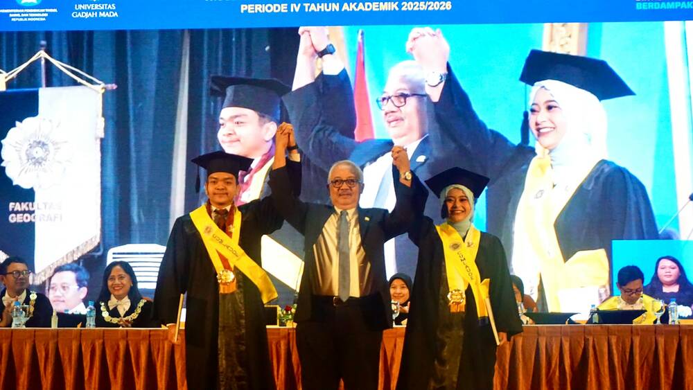 Gambar: Dr. Ir. Arnanto Nurprabowo, M.P. bersama wisudawan dalam rangkaian Wisuda Program Sarjana dan Sarjana Terapan Periode IV Tahun Akademik 2025/2026 UGM
