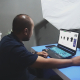 Salah satu pengajar VCC menyampaikan materi secara online.